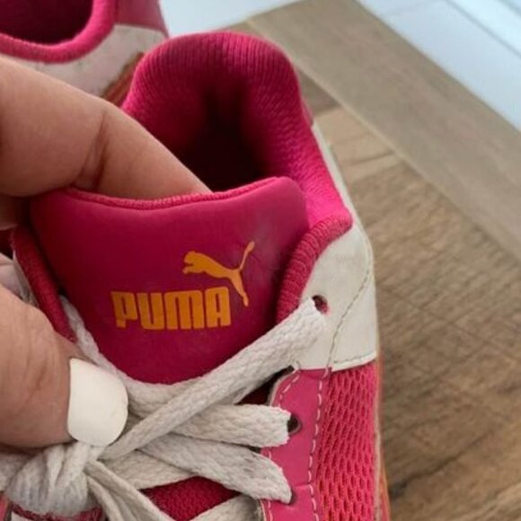𝅺puma sneakers girls size 2.5. Leather, cushioned heel. Lots of bounce! - Picture 3 of 6